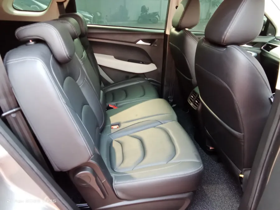 Foto Mobil Bekas Kabin Belakang Wuling Almaz 1.5 L T Lux tahun 2022