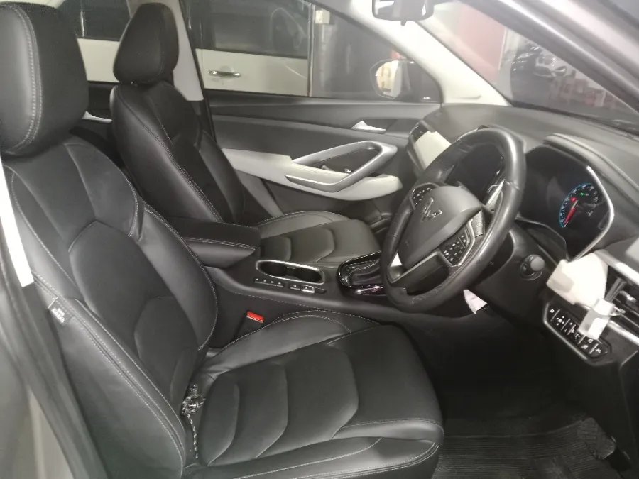 Foto Mobil Bekas Kabin Depan Wuling Almaz 1.5 L T Lux tahun 2022