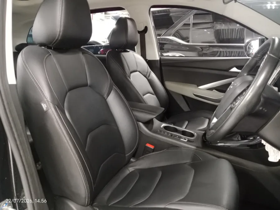 Foto Mobil Bekas Kabin Depan Wuling Almaz 1.5 L T Lux tahun 2022