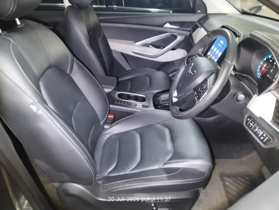 Foto Mobil Bekas Kabin Depan Wuling Almaz 1.5 L T Lux tahun 2022