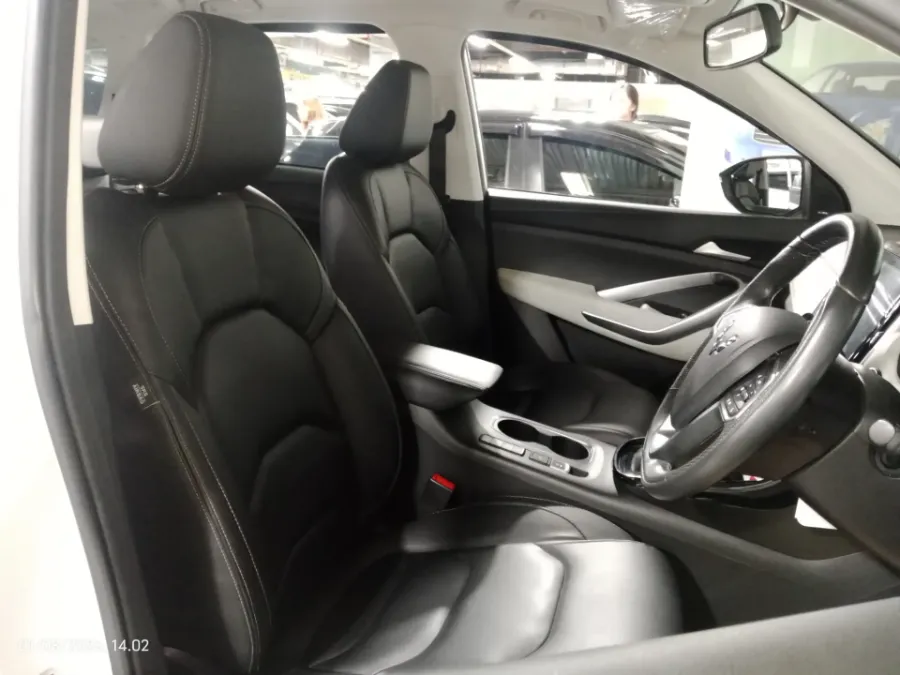 Foto Mobil Bekas Kabin Depan Wuling Almaz 1.5 L T Lux tahun 2022