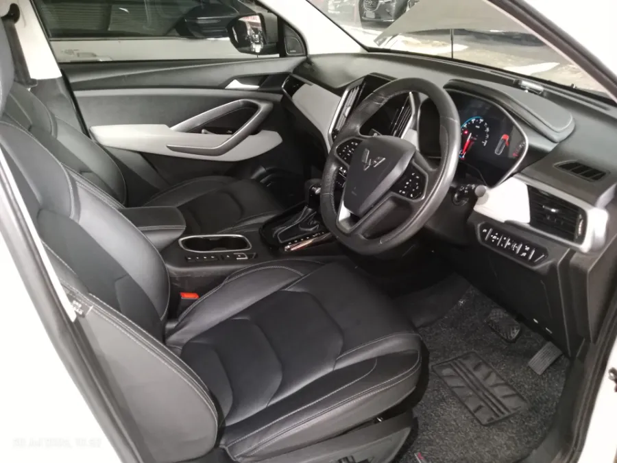 Foto Mobil Bekas Kabin Depan Wuling Almaz 1.5 L T Lux tahun 2022