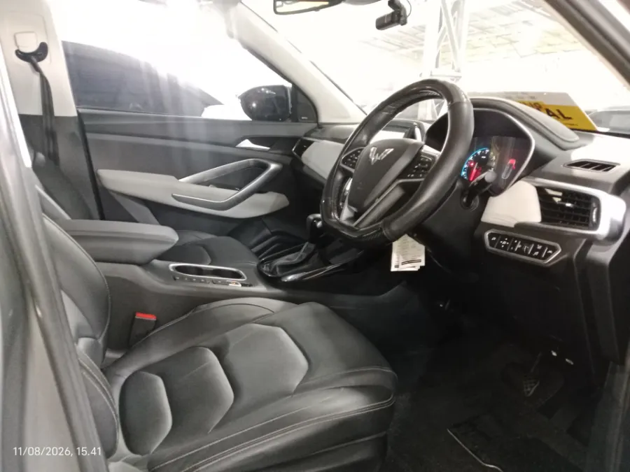 Foto Mobil Bekas Kabin Depan Wuling Almaz 1.5 L T Lux tahun 2022