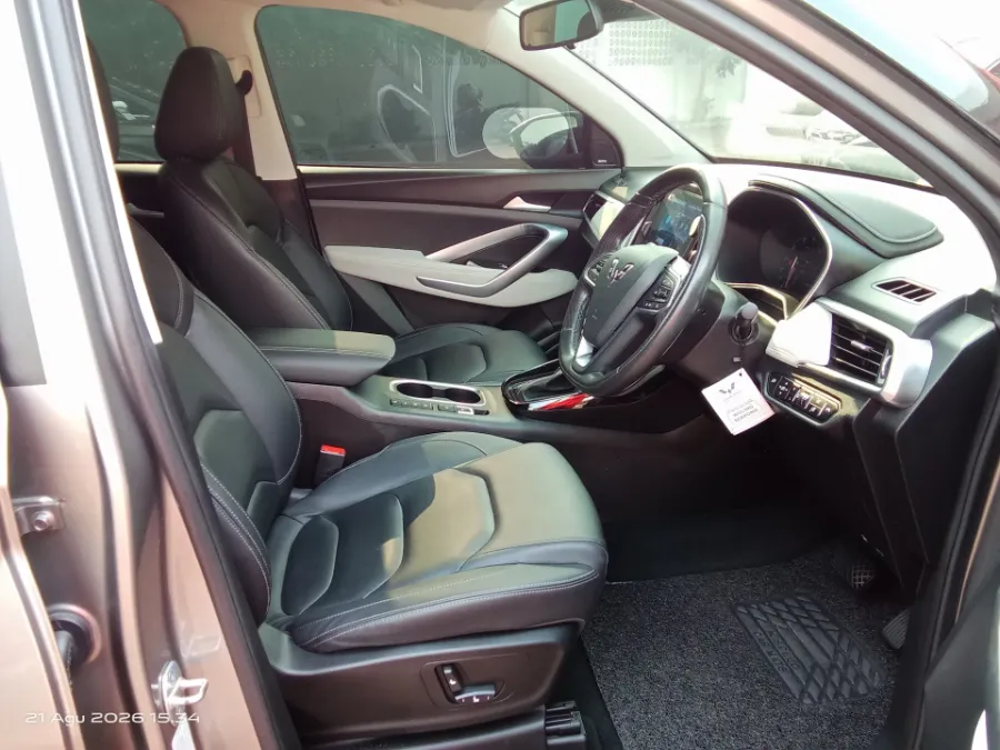 Foto Mobil Bekas Kabin Depan Wuling Almaz 1.5 L T Lux tahun 2022