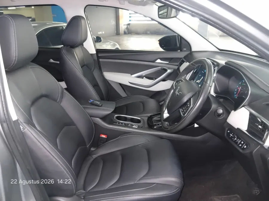 Foto Mobil Bekas Kabin Depan Wuling Almaz 1.5 L T Lux tahun 2022
