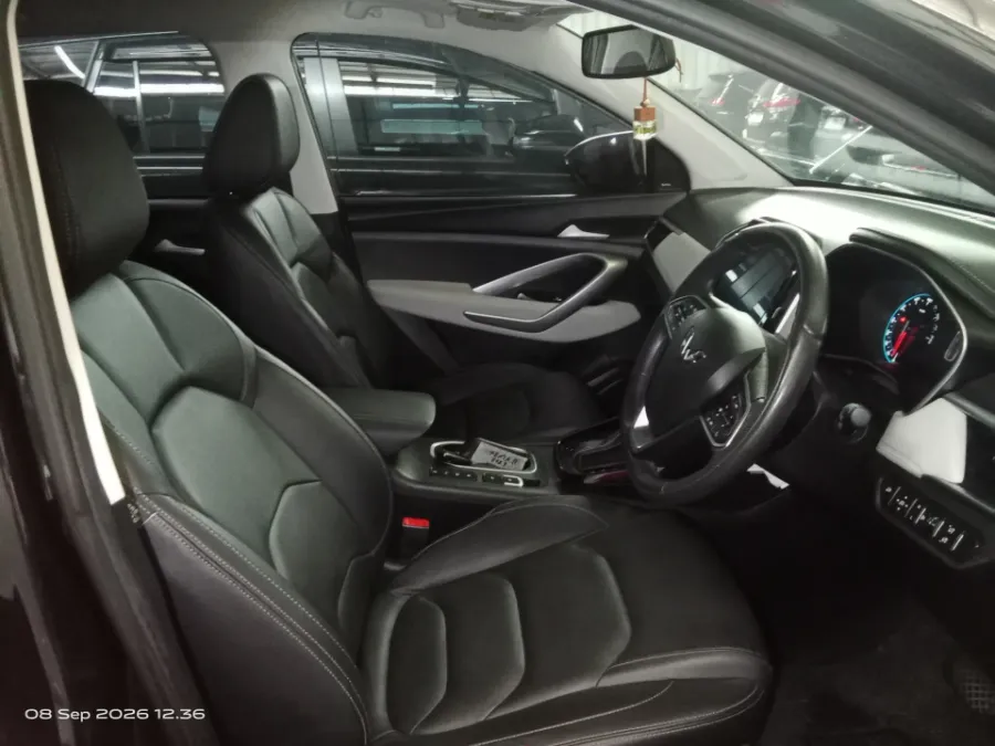Foto Mobil Bekas Kabin Depan Wuling Almaz 1.5 L T Lux tahun 2022