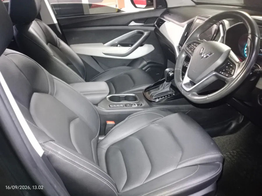 Foto Mobil Bekas Kabin Depan Wuling Almaz 1.5 L T Lux tahun 2022