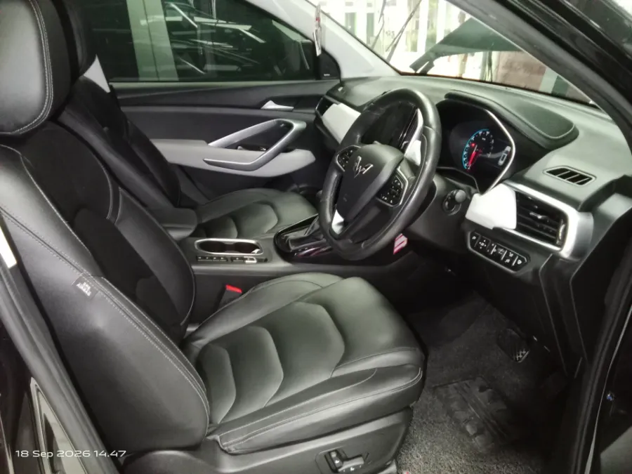 Foto Mobil Bekas Kabin Depan Wuling Almaz 1.5 L T Lux tahun 2022