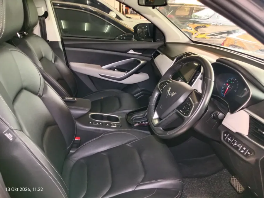 Foto Mobil Bekas Kabin Depan Wuling Almaz 1.5 L T Lux tahun 2022