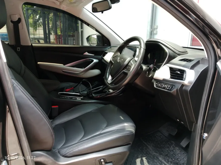 Foto Mobil Bekas Kabin Depan Wuling Almaz 1.5 L T Lux tahun 2022