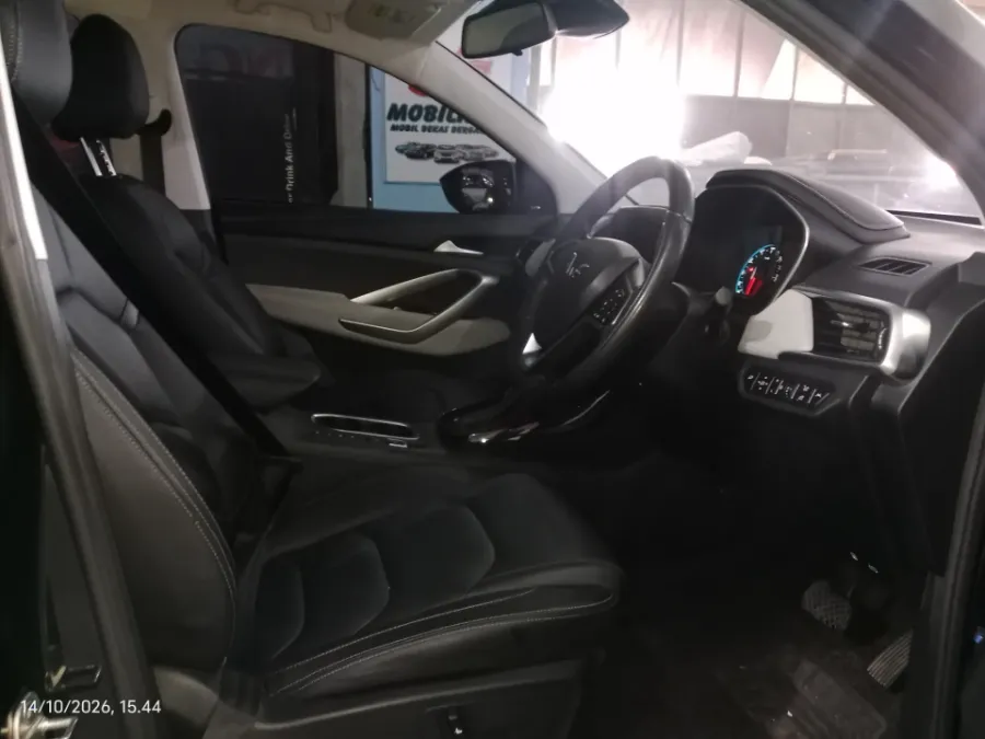 Foto Mobil Bekas Kabin Depan Wuling Almaz 1.5 L T Lux tahun 2022