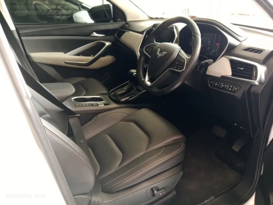 Foto Mobil Bekas Kabin Depan Wuling Almaz 1.5 L T Lux tahun 2023