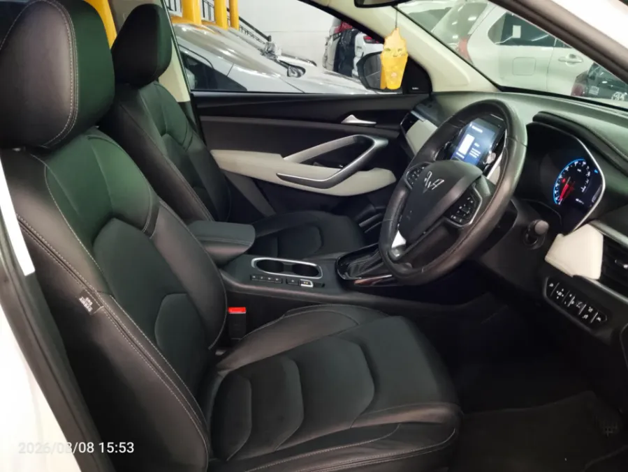 Foto Mobil Bekas Kabin Depan Wuling Almaz 1.5 L T Lux tahun 2023