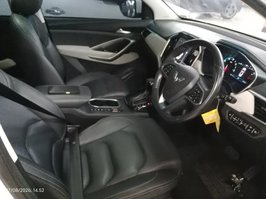 Foto Mobil Bekas Kabin Depan Wuling Almaz 1.5 LT Lux 7 Seater tahun 2019