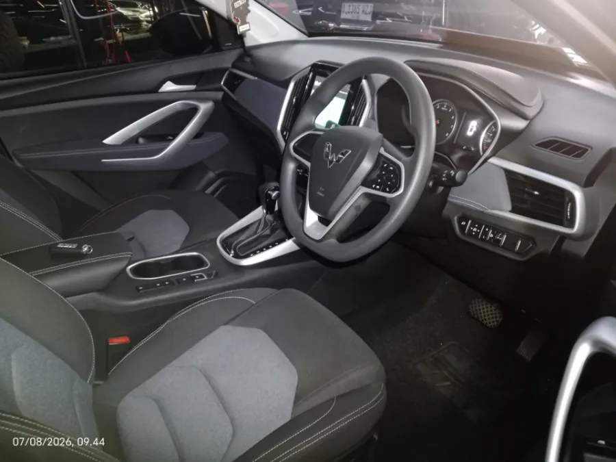 Foto Mobil Bekas Kabin Depan Wuling Almaz 1.5 LT Lux 7 Seater tahun 2021