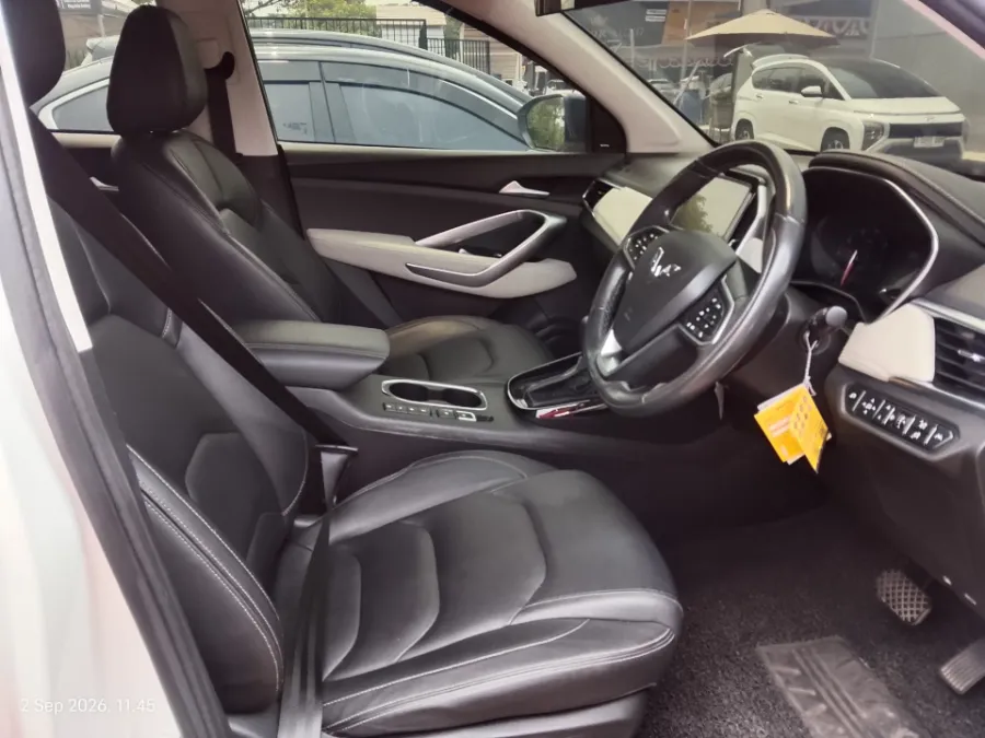 Foto Mobil Bekas Kabin Depan Wuling Almaz 1.5 LT Lux 7 Seater tahun 2022