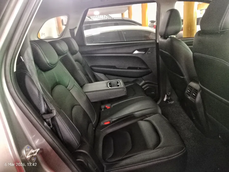 Foto Mobil Bekas Kabin Belakang Wuling Almaz RS 2.0 Hybrid tahun 2023