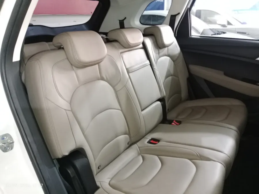 Foto Mobil Bekas Kabin Belakang Wuling Almaz RS 2.0 Hybrid tahun 2023