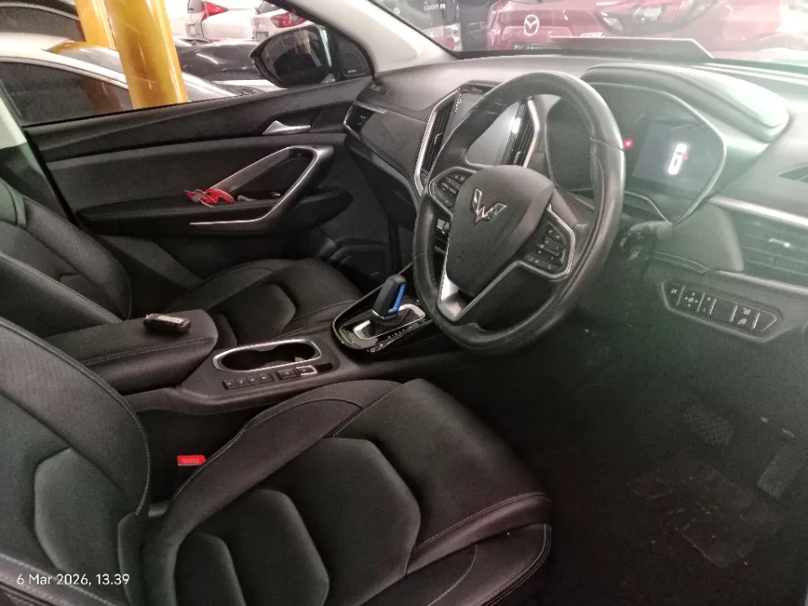 Foto Mobil Bekas Kabin Depan Wuling Almaz RS 2.0 Hybrid tahun 2023