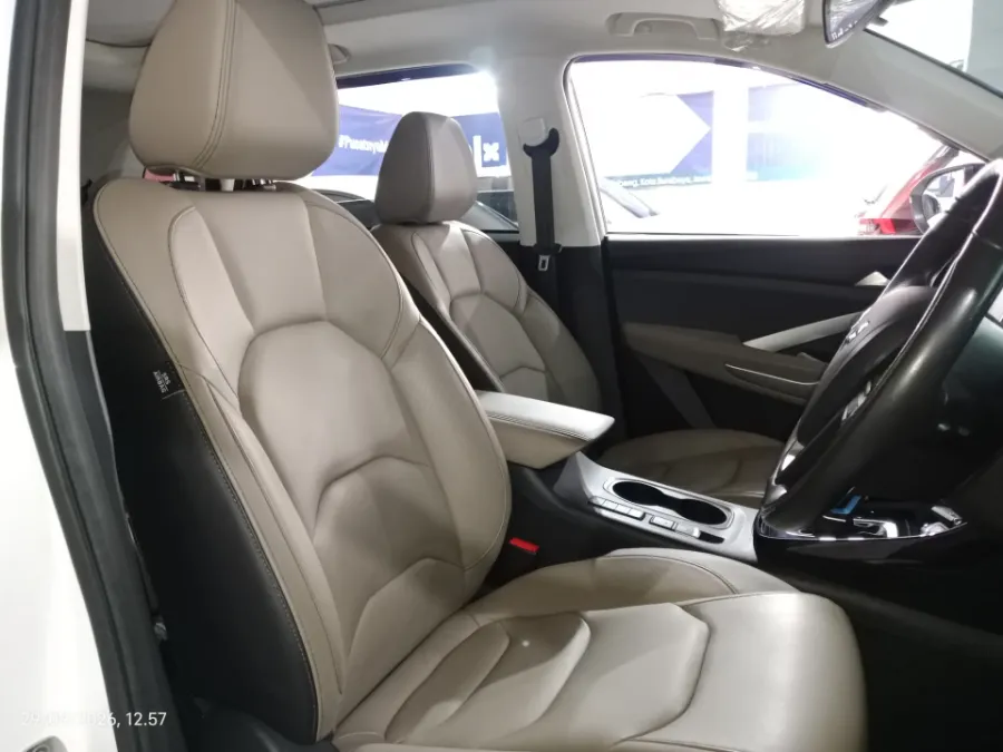 Foto Mobil Bekas Kabin Depan Wuling Almaz RS 2.0 Hybrid tahun 2023