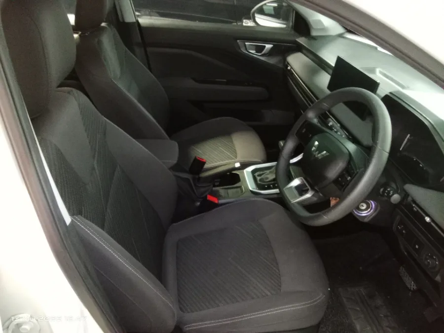 Foto Mobil Bekas Kabin Depan Wuling Alvez 1.5 CE tahun 2023