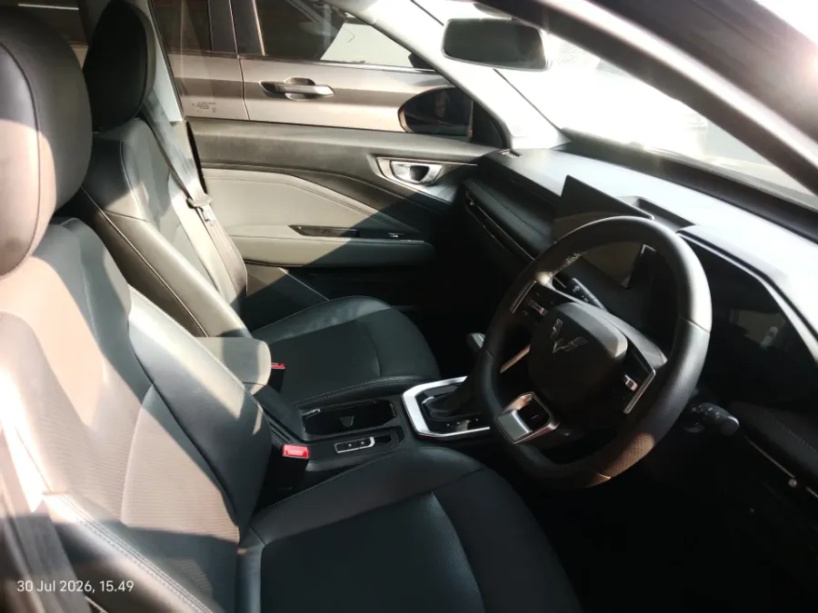 Foto Mobil Bekas Kabin Depan Wuling Alvez 1.5 CE tahun 2023