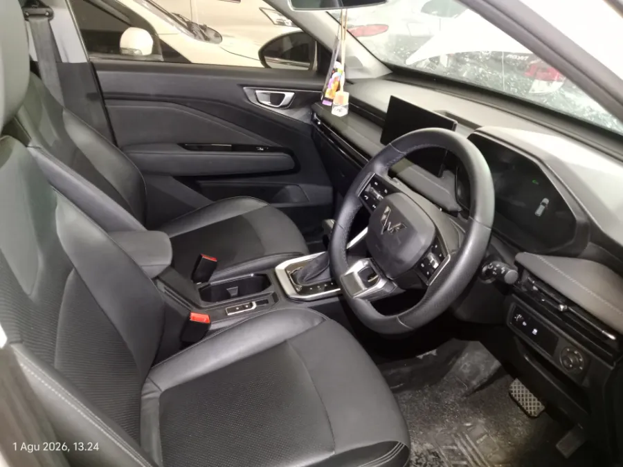 Foto Mobil Bekas Kabin Depan Wuling Alvez 1.5 CE tahun 2023