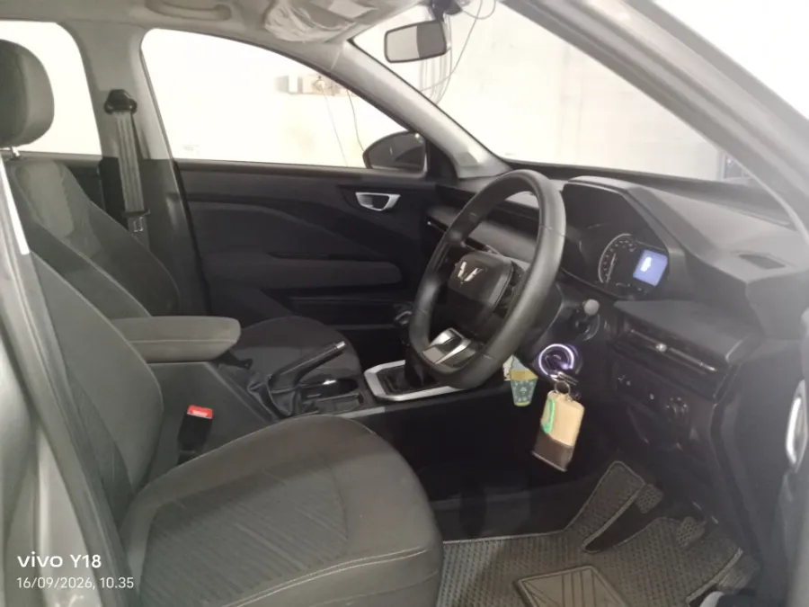 Foto Mobil Bekas Kabin Depan Wuling Alvez 1.5 CE tahun 2023