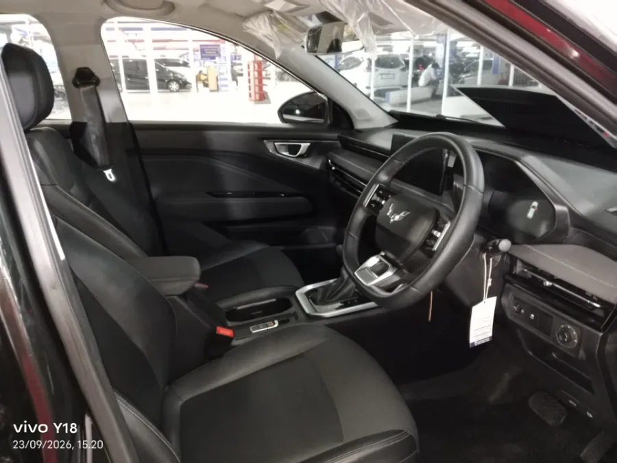 Foto Mobil Bekas Kabin Depan Wuling Alvez 1.5 CE tahun 2023