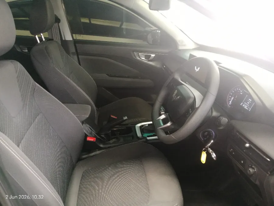 Foto Mobil Bekas Kabin Depan Wuling Alvez 1.5 CE tahun 2024
