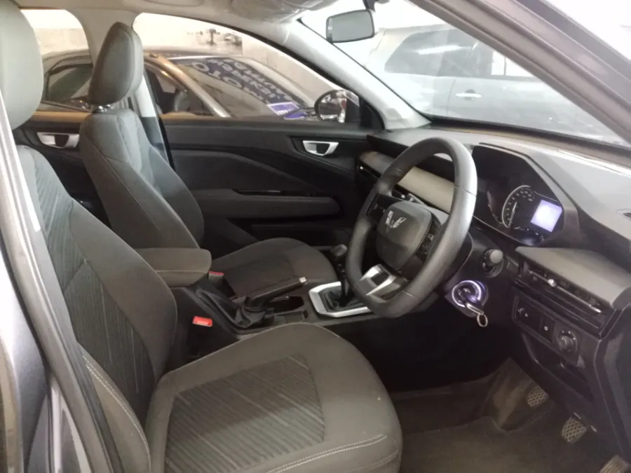 Foto Mobil Bekas Kabin Depan Wuling Alvez 1.5 CE tahun 2024