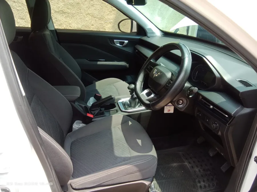 Foto Mobil Bekas Kabin Depan Wuling Alvez 1.5 CE tahun 2025