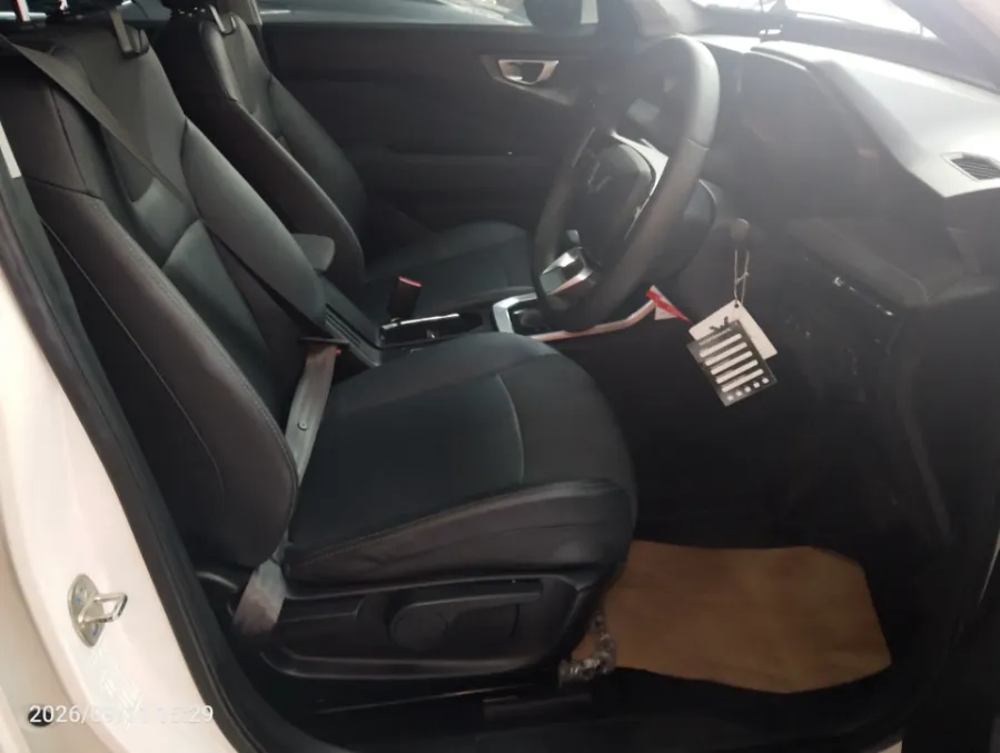 Foto Mobil Bekas Kabin Depan Wuling Alvez 1.5 EX tahun 2024