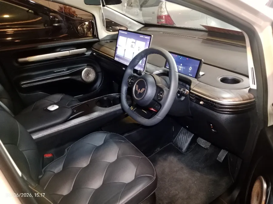 Foto Mobil Bekas Kabin Depan Wuling Cloud EV Long Range tahun 2024