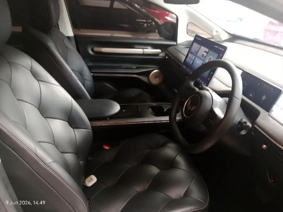 Foto Mobil Bekas Kabin Depan Wuling Cloud EV Long Range tahun 2024