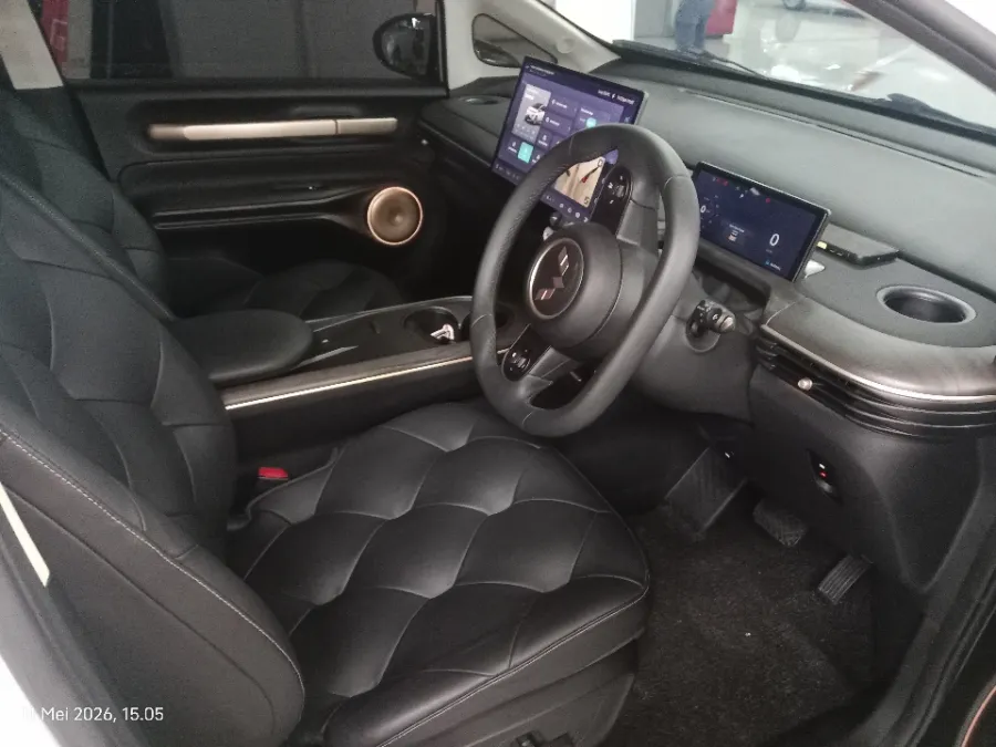 Foto Mobil Bekas Kabin Depan Wuling Cloud EV Long Range tahun 2024