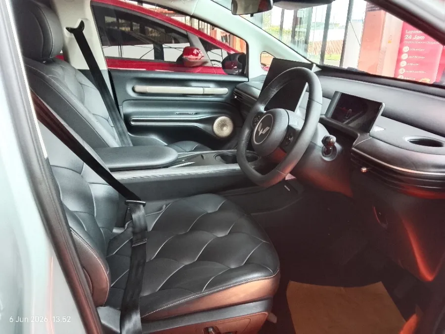 Foto Mobil Bekas Kabin Depan Wuling Cloud EV Long Range tahun 2024