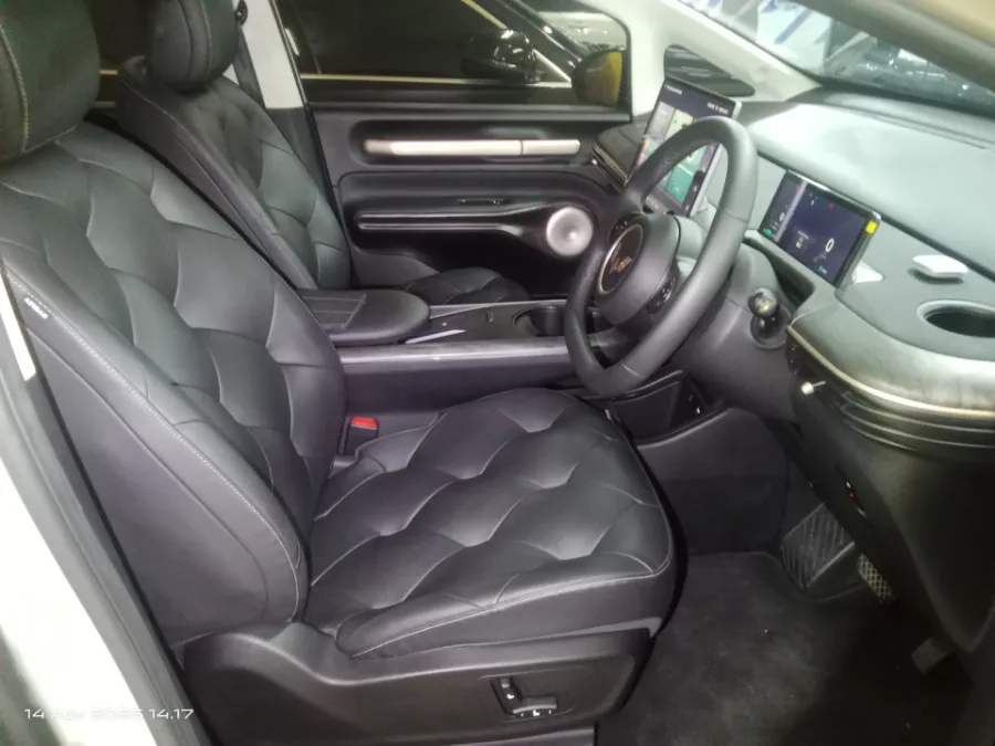 Foto Mobil Bekas Kabin Depan Wuling Cloud EV Long Range tahun 2024
