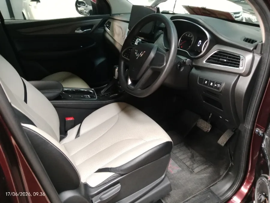 Foto Mobil Bekas Kabin Depan Wuling Cortez 1.5 C T Lux tahun 2019