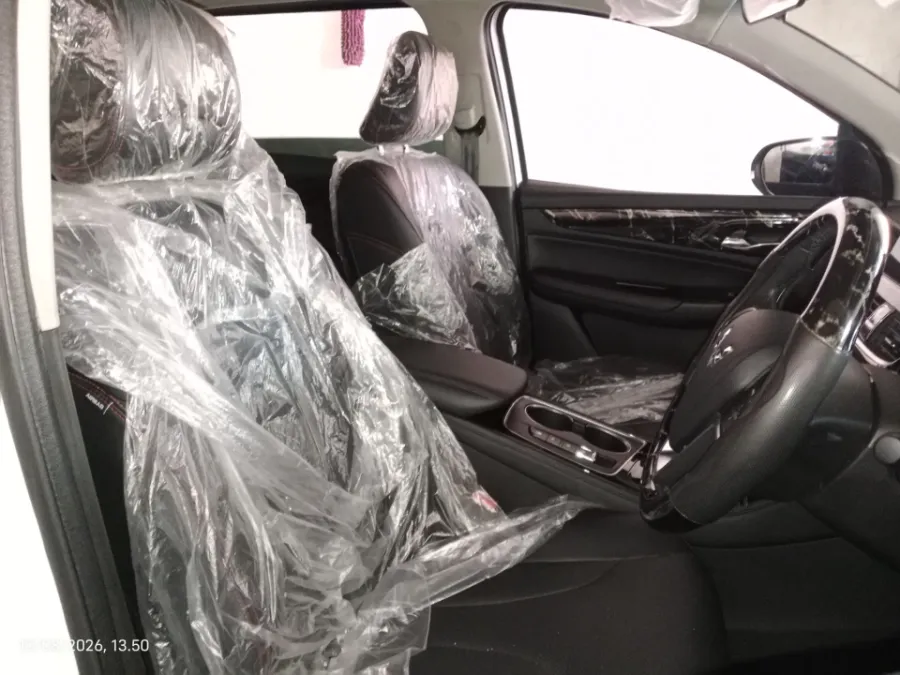 Foto Mobil Bekas Kabin Depan Wuling Cortez 1.5 C T Lux tahun 2025