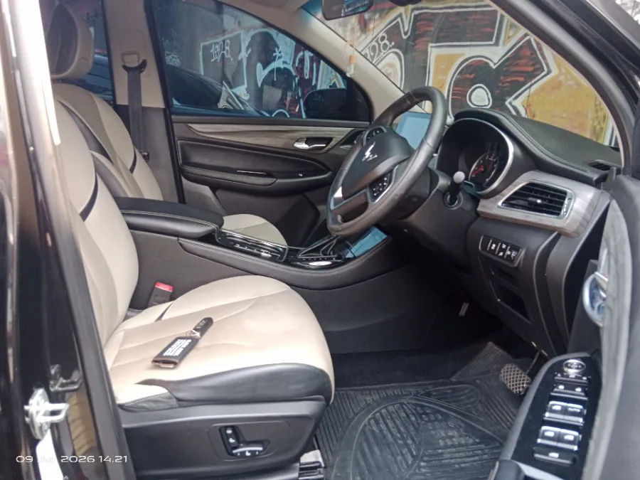 Foto Mobil Bekas Kabin Depan Wuling Cortez 1.5 S T Lux tahun 2019
