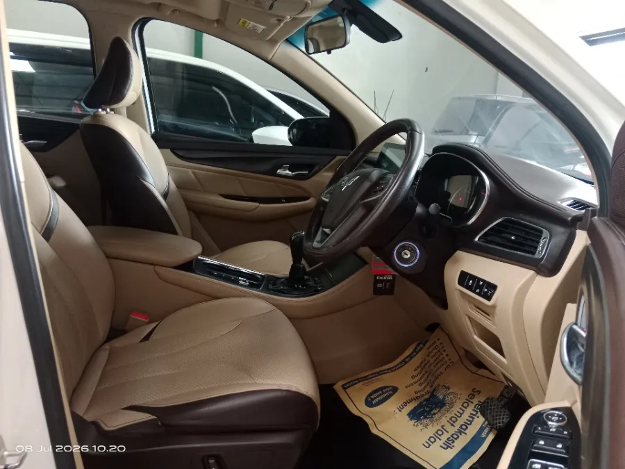 Foto Mobil Bekas Kabin Depan Wuling Cortez 1.8 L Lux AMT tahun 2018