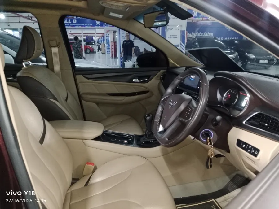 Foto Mobil Bekas Kabin Depan Wuling Cortez 1.8 L Lux AMT tahun 2018