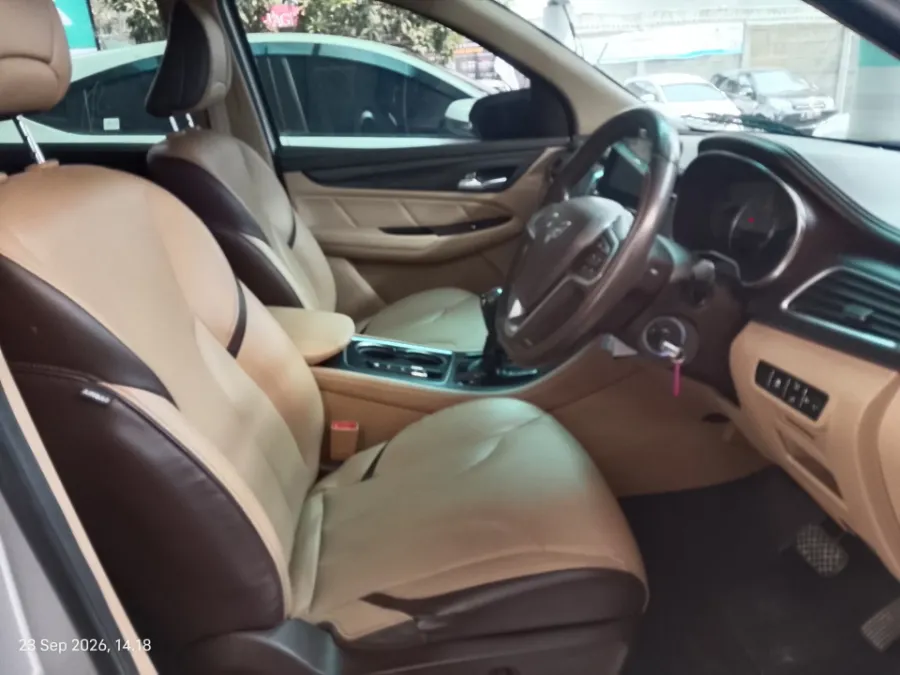 Foto Mobil Bekas Kabin Depan Wuling Cortez 1.8 L Lux AMT tahun 2018
