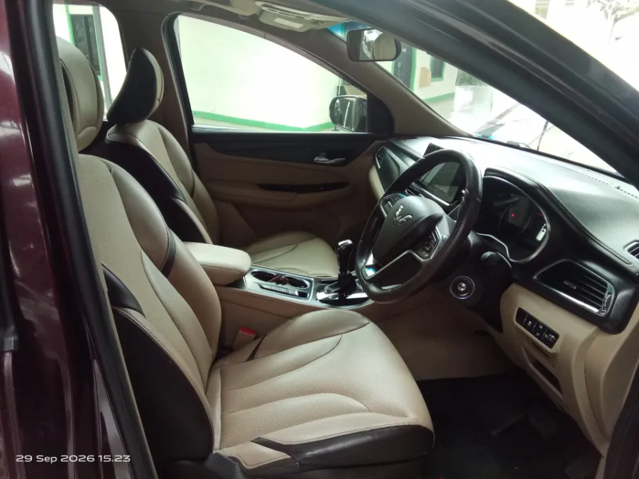 Foto Mobil Bekas Kabin Depan Wuling Cortez 1.8 L Lux AMT tahun 2018